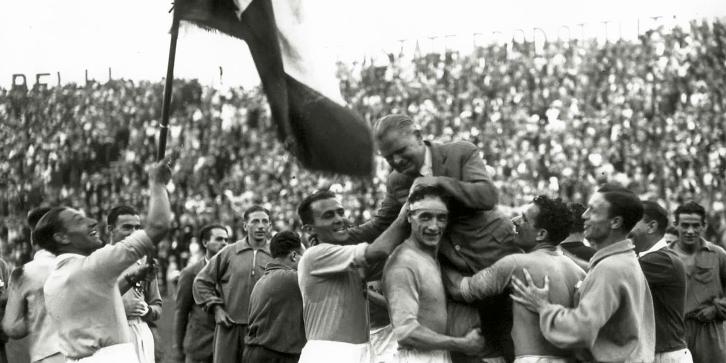 Vittorio Pozzo hylles etter VM-finalen mot Tsjekkoslovakia i 1934.