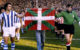 Baskerderbyet i 1976. Kortabarria og Iribar bærer ut det baskiske flagget.