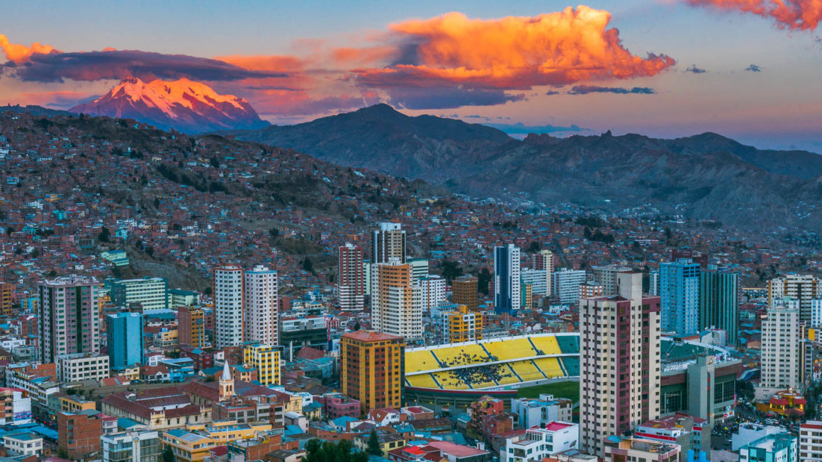 Estadio Hernano Siles og Illimani i La Paz, Bolivia.